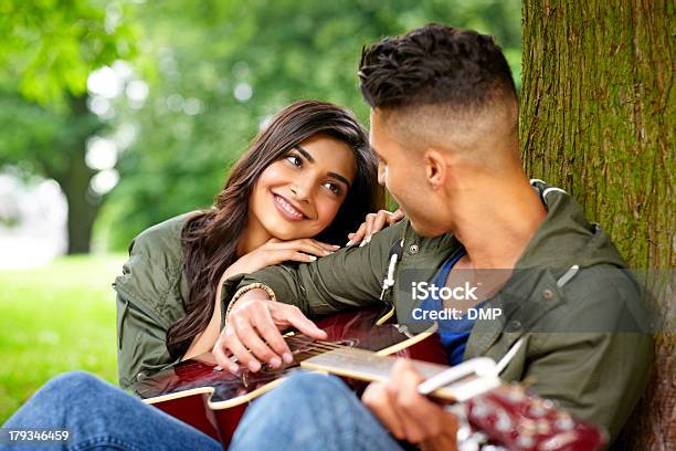 Pareja Romántica Con Guitarra De Aire Libre Foto de stock y más banco de imágenes de Hombres - Hombres, Mujeres, Cantar