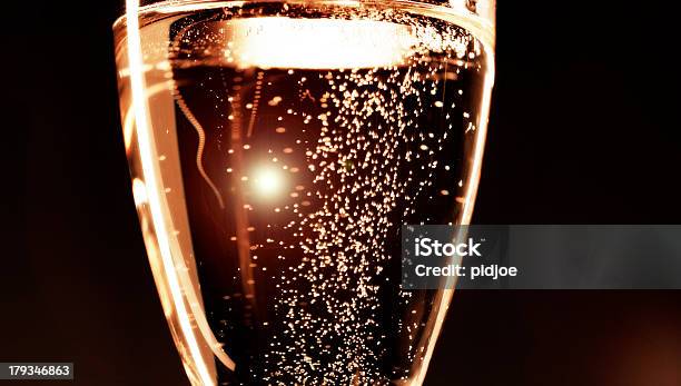 Шампанское В Флейта — стоковые фотографии и другие картинки Крупный план - Крупный план, Пузырь, Шампанское