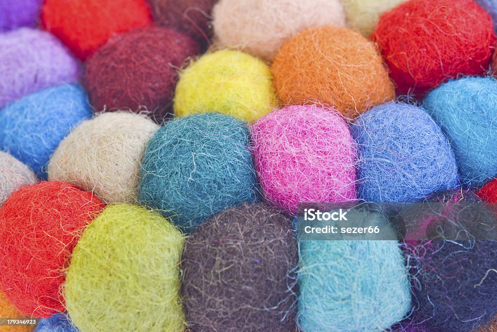 Muchos coloridas bolas de hilo - Foto de stock de Algodón - Textil libre de derechos