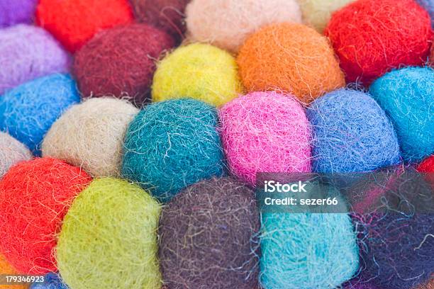 Muchos Coloridas Bolas De Hilo Foto de stock y más banco de imágenes de Algodón - Textil - Algodón - Textil, Arreglo, Arte de la costura