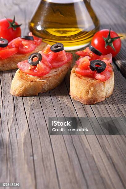 Frisches Bruschetta Mit Tomaten Und Oliven Stockfoto und mehr Bilder von Beilage - Beilage, Brotsorte, Bruschetta