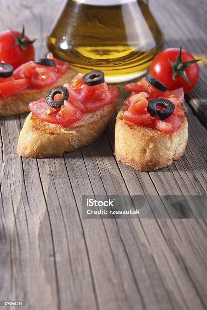bruschetta tomate, aceitunas frescas - Foto de stock de Aceite de oliva libre de derechos