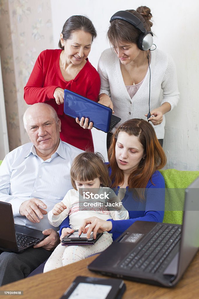 Happy family Utiliza diversos dispositivos electrónicos en su hogar - Foto de stock de 50-59 años libre de derechos
