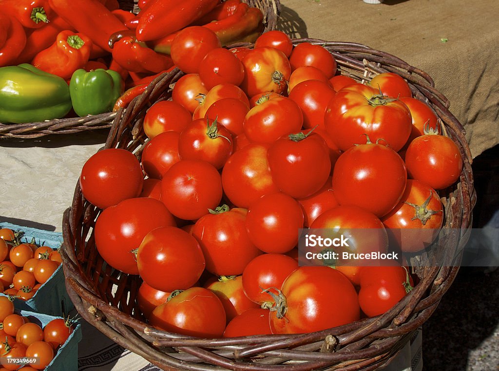 Marché paysan de tomates et poivrons - Photo de Horizontal libre de droits