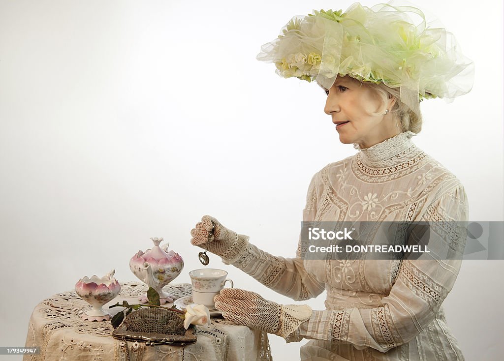 Sênior mulher mexendo seu chá - Foto de stock de Adulto royalty-free