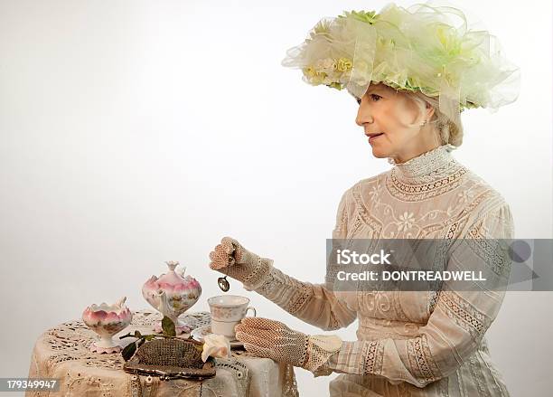 Senior Mulher Mexer O Seu Chá - Fotografias de stock e mais imagens de Adulto - Adulto, Algodão, Atar Cordão de Sapato