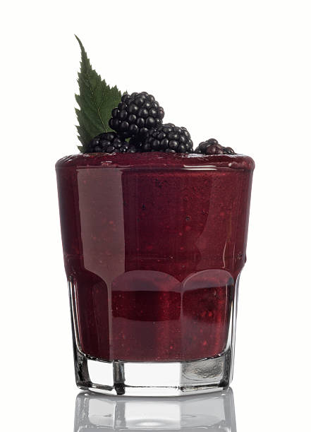 blackberry smoothie aux - milk shake smoothie blackberry isolated photos et images de collection