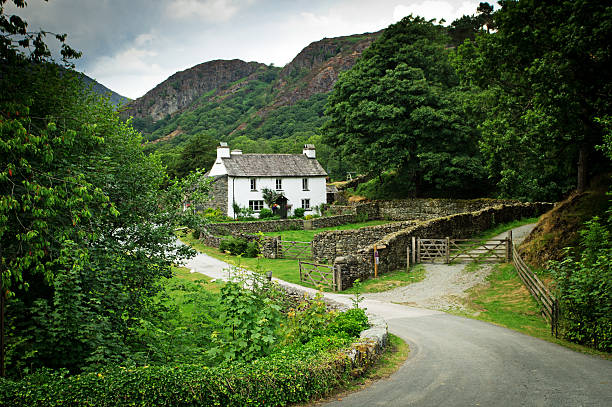 cottage lake district ou ferme - maison de campagne photos et images de collection