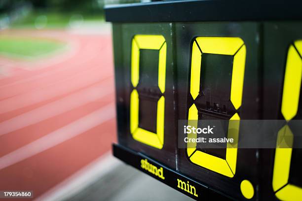 Foto de Tempo Em Uma Pista De Medição e mais fotos de stock de Amarelo - Amarelo, Atletismo, Competição