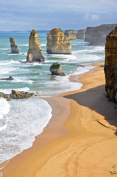 twelve apostles-bergkette am great ocean road, victoria (australien) - the twelve apostles stock-fotos und bilder
