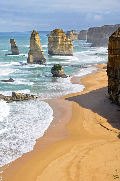 twelve apostles ao longo da great ocean road, em victoria (austrália - australia melbourne landscape twelve apostles - fotografias e filmes do acervo