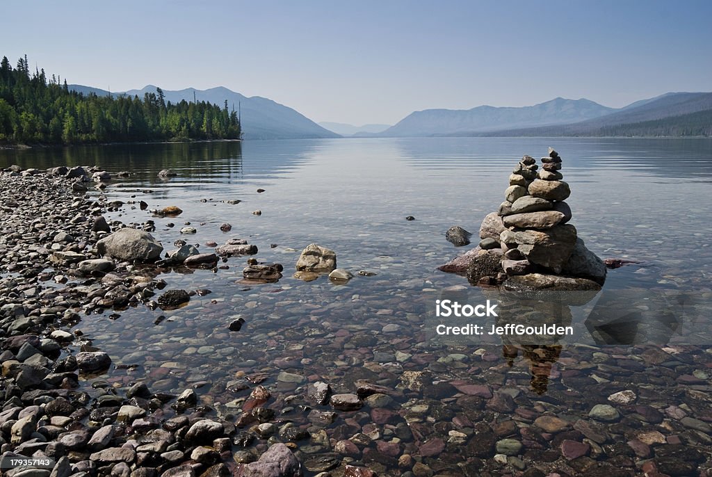 Cumulo di pietre di roccia sul Lago McDonald - Foto stock royalty-free di Parco Nazionale Glacier