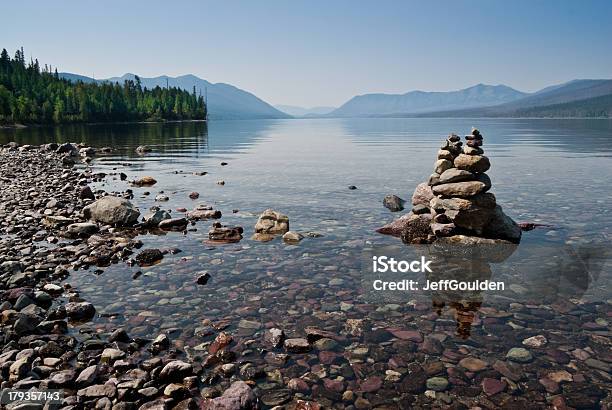 Foto de Rock De Pedras Erguido Como Monumento Funerário No Lago Mcdonald e mais fotos de stock de Parque Nacional Glacier