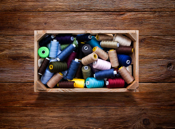 caja de madera con algodón carretes de - sewing box fotografías e imágenes de stock