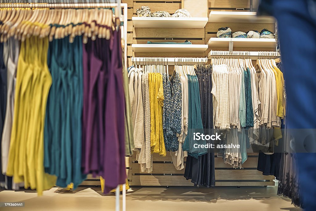 Mulheres loja de roupas - Foto de stock de Butique royalty-free