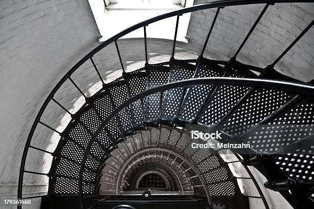 Bela Ferro Escadas No Farol - Fotografias de stock e mais imagens de Admirar a Vista - Admirar a Vista, Antigo, Branco