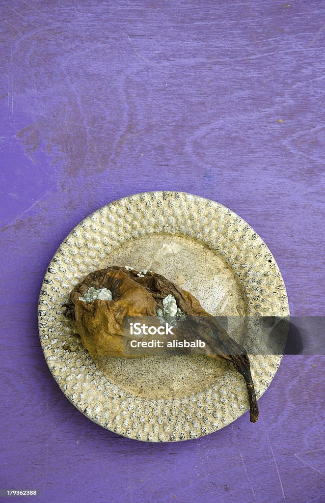 rotten poire dans la Petite assiette - Photo de Aliment libre de droits