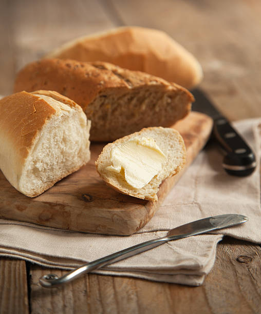 인명별 및 전체 낟알 식빵 나무 도마와. - bread loaf of bread wood portion 뉴스 사진 이미지