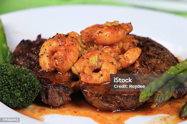 Surf And Turf - Fotografias de stock e mais imagens de Bife - Bife, Carne e Frutos do Mar, Camarão - Marisco