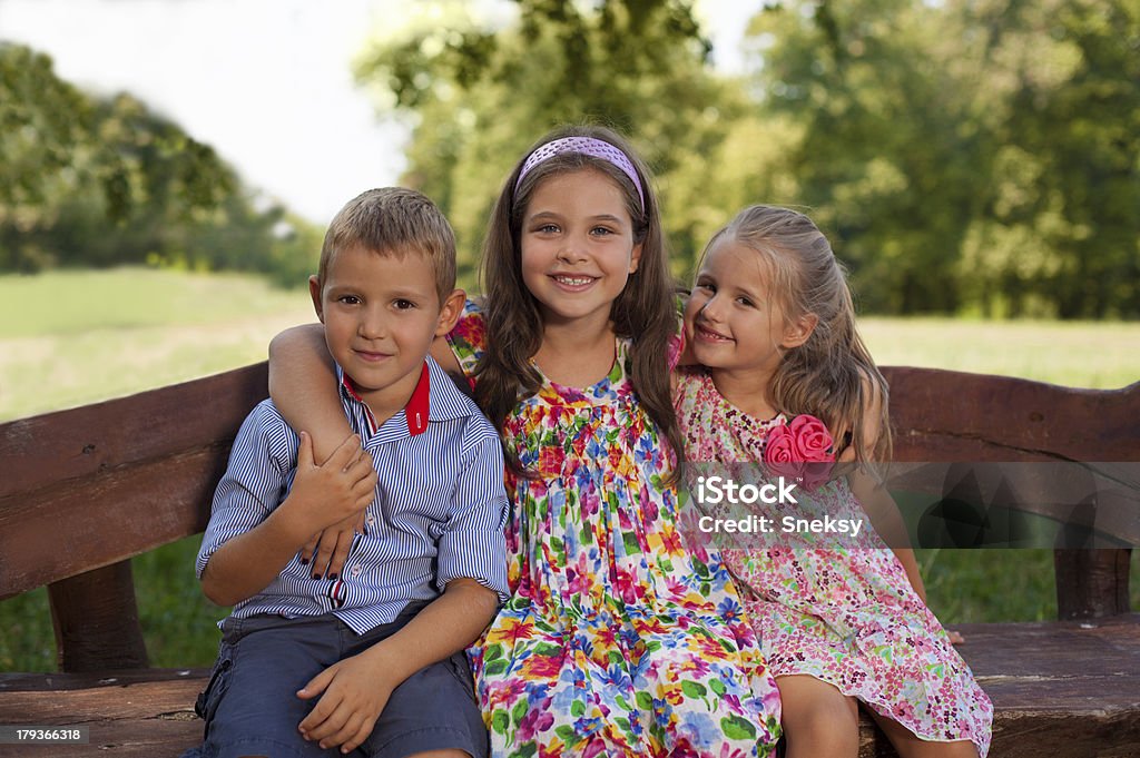 Crianças, sentado no banco - Foto de stock de 4-5 Anos royalty-free