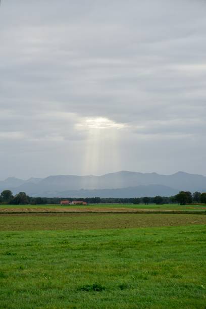 bad aibling im herbst. ein lichtstrahl bricht durch die wolken in bayern, - cirrostratus nobody field autumn stock-fotos und bilder