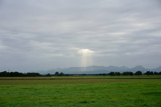 bad aibling im herbst. ein lichtstrahl bricht durch die wolken in bayern, - cirrostratus nobody field autumn stock-fotos und bilder