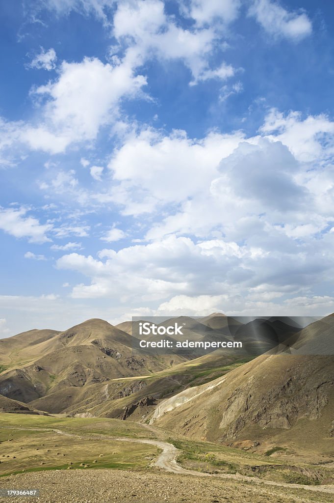 Cielo con los paisajes de las montañas - Foto de stock de Aire libre libre de derechos