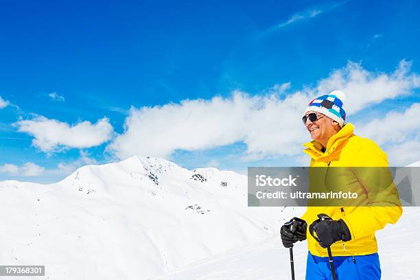 Snow Skifahrer Ruhen Auf Der Oberseite Stockfoto und mehr Bilder von Aktiver Senior - Aktiver Senior, Alpen, Alter Erwachsener