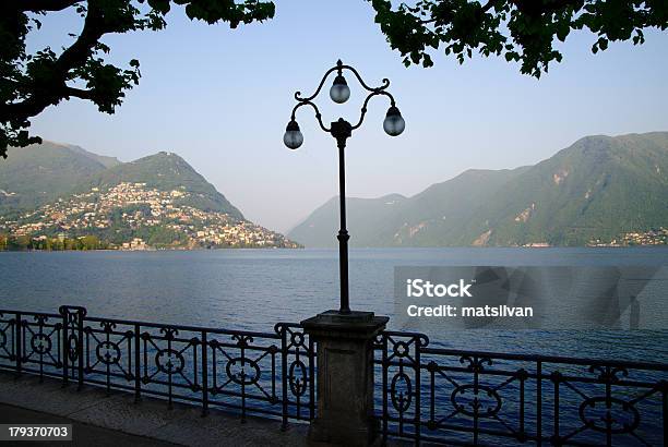 Strada Lampada Sul Lago Davanti - Fotografie stock e altre immagini di Acqua - Acqua, Albero, Alpi