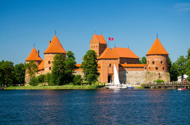 średniowieczny gotycki zamek na wyspie trokai, jezioro galve, litwa - troki zdjęcia i obrazy z banku zdjęć