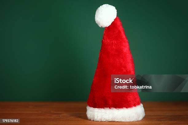 Alto Cappello Da Babbo Natale Con Spazio Copia - Fotografie stock e altre immagini di Babbo Natale - Babbo Natale, Berretto, Bianco