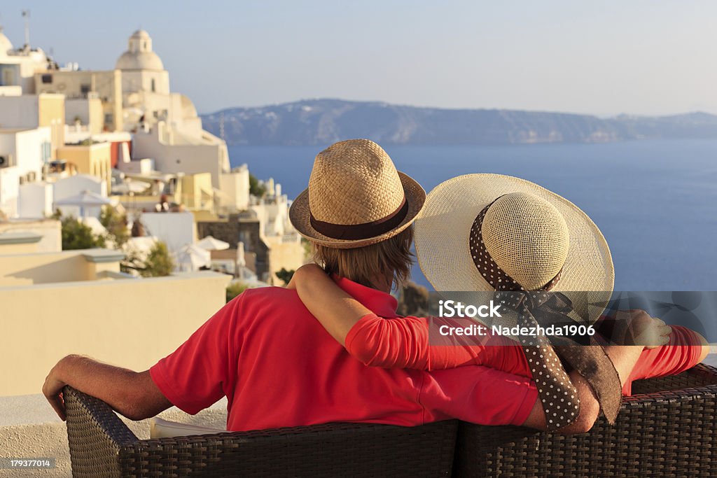 Glückliches Paar im Urlaub in Santorini, Griechenland - Lizenzfrei Insel Santorin Stock-Foto