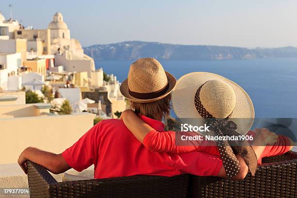 Glückliches Paar Im Urlaub In Santorini Griechenland Stockfoto und mehr Bilder von Insel Santorin