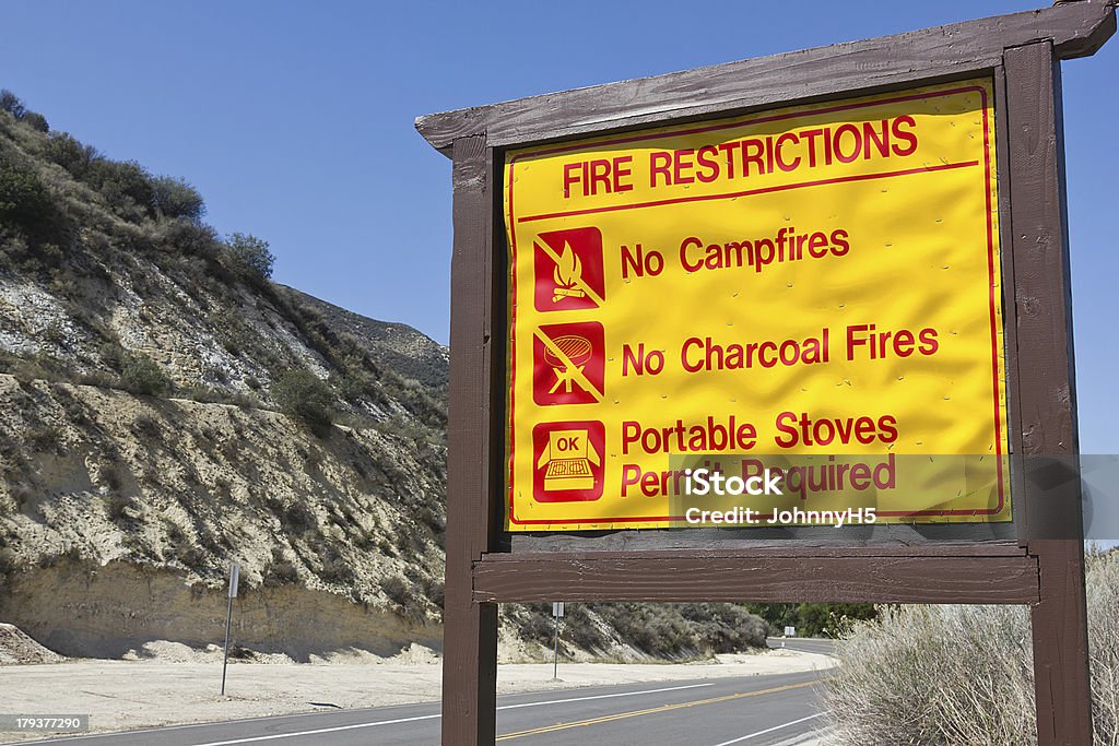 Restricciones de incendios, señal - Foto de stock de Fuego libre de derechos