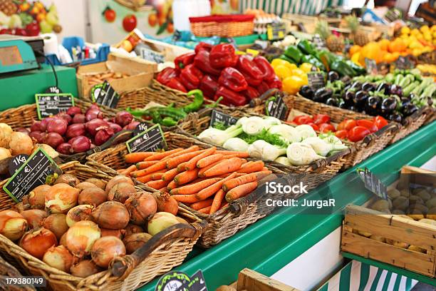 Овощи Для Продажи На Фермерский Рынок Во Франции — стоковые фотографии и другие картинки Корсика - Корсика, Палатка на городском рынке, Рынок - 	место для торговли