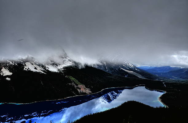 belo lago peyto em alberta com rocky mountain - rockie mountains fotos - fotografias e filmes do acervo