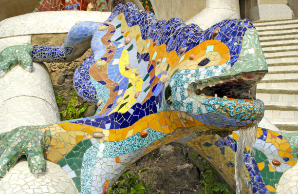 parco güell a barcellona. parte del patrimonio mondiale dell'unesco "opere di antonio gaudí", spagna - antonio gaudi outdoors horizontal barcelona foto e immagini stock