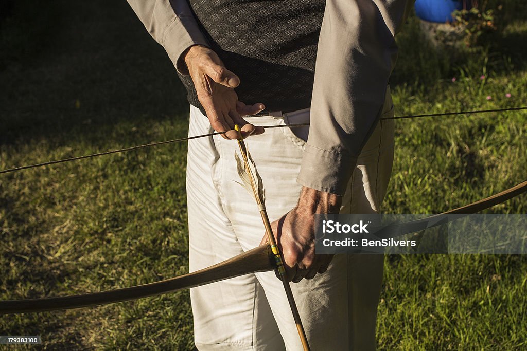 Adulto archer preparazione freccia e arco - Foto stock royalty-free di Abilità