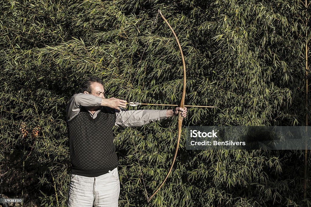 Senior Archer com seta Selfmade e arco para jardim - Royalty-free Adulto Foto de stock