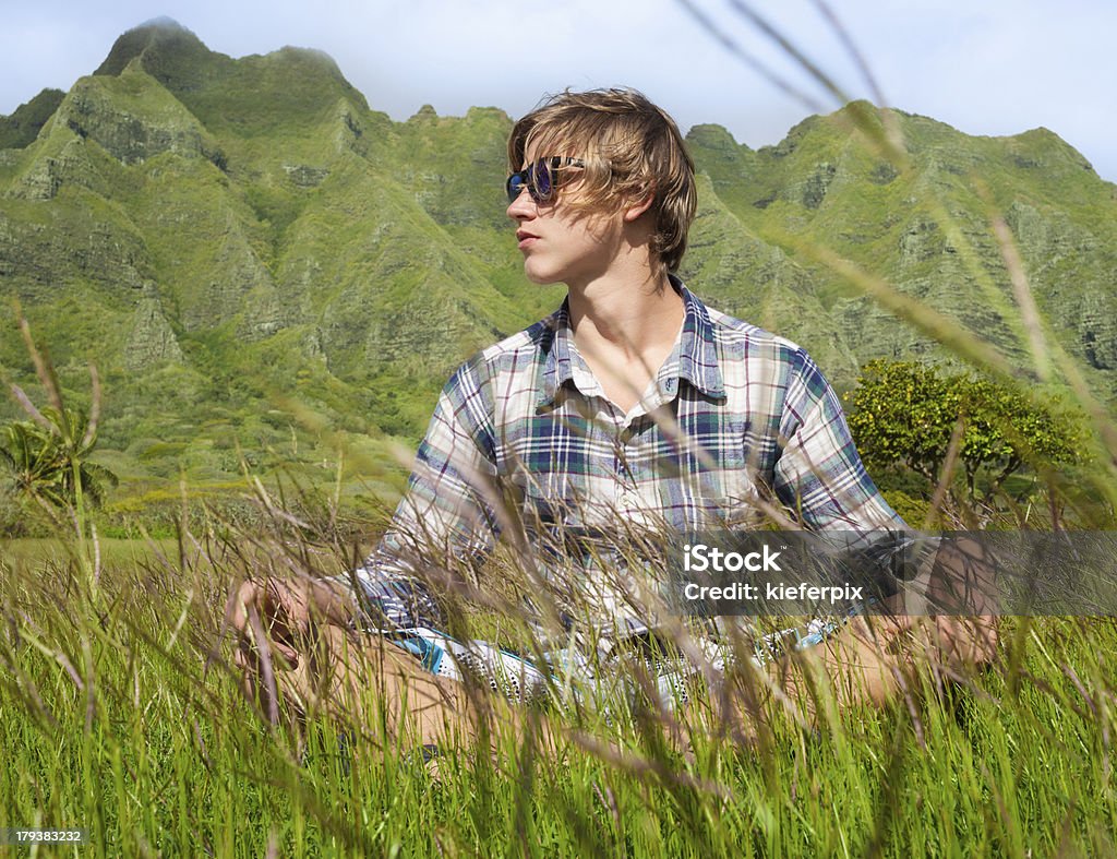 Uomo godendo la natura delle Hawaii - Foto stock royalty-free di Adolescente