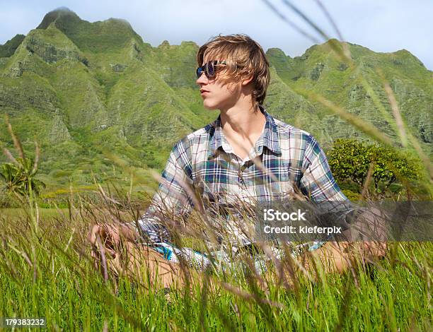 Uomo Godendo La Natura Delle Hawaii - Fotografie stock e altre immagini di Adolescente - Adolescente, Adulto, Allegro