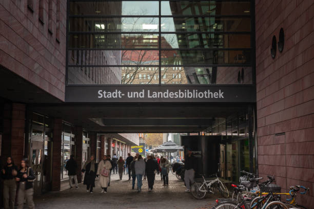 ingresso principale alla dortmund stadt und landesbibliothek, o città e biblioteca statale di dortmund, il principale punto di riferimento culturale della città. - in der stadt foto e immagini stock