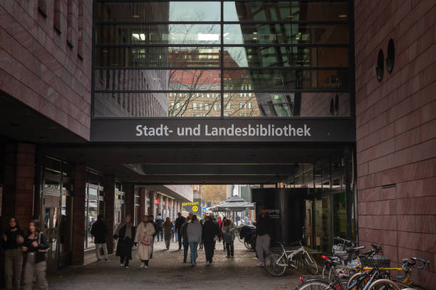 główne wejście do dortmund stadt und landesbibliothek, czyli biblioteki miejskiej i państwowej dortmundu, głównego kulturalnego zabytku miasta. - in der stadt zdjęcia i obrazy z banku zdjęć