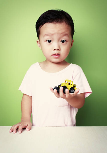 ładny asian chłopiec i samochód zbawka - cross eyed child blackboard fun zdjęcia i obrazy z banku zdjęć