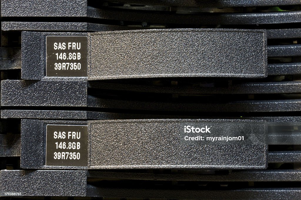 Fila de discos duros de montaje en rack en un centro de datos - Foto de stock de Datos libre de derechos