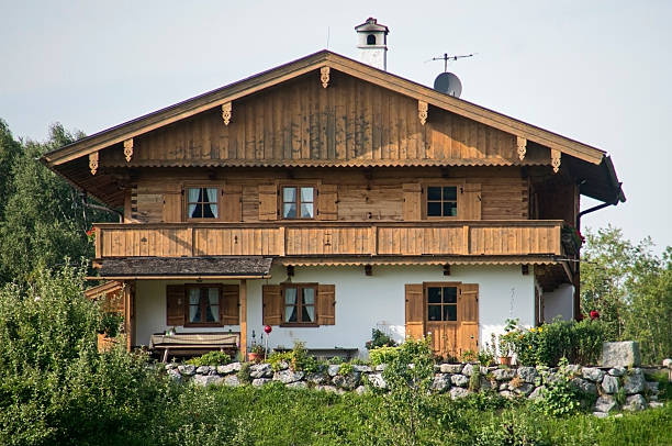 bavarian casa homestead-bauernhaus am tegernsee - mountain lake austria bavaria imagens e fotografias de stock