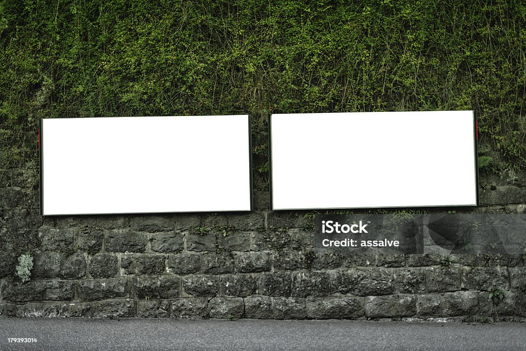 Два щиты на стене в Швейцарии - Стоковые фото Рекламный щит роялти-фри