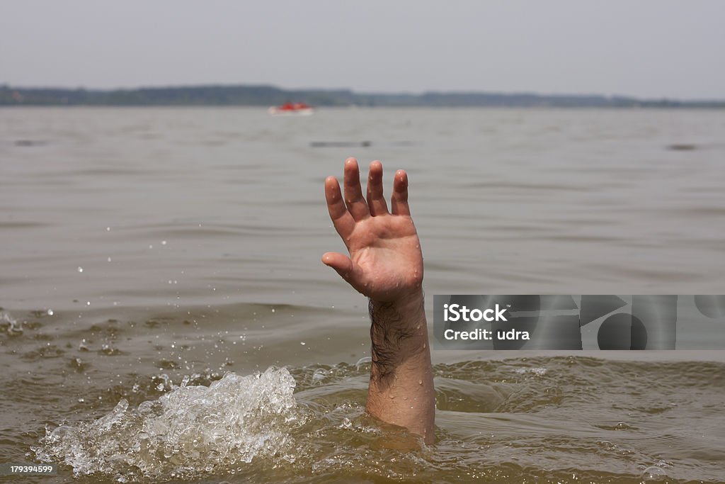 Mão de Homem-gato espera para ajudar no lago - Foto de stock de Afogando-se royalty-free