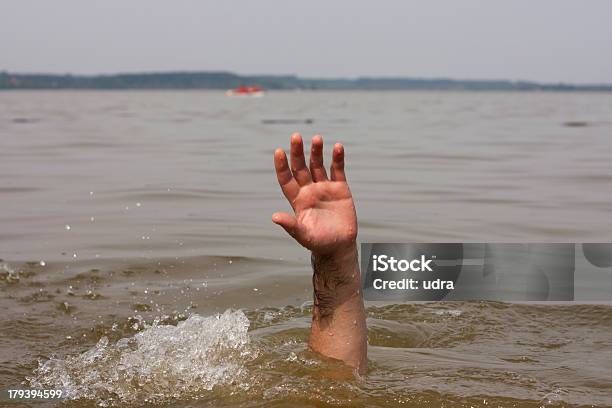 Foto de Mão De Homemgato Espera Para Ajudar No Lago e mais fotos de stock de Afogando-se - Afogando-se, Afundar, Alcançar