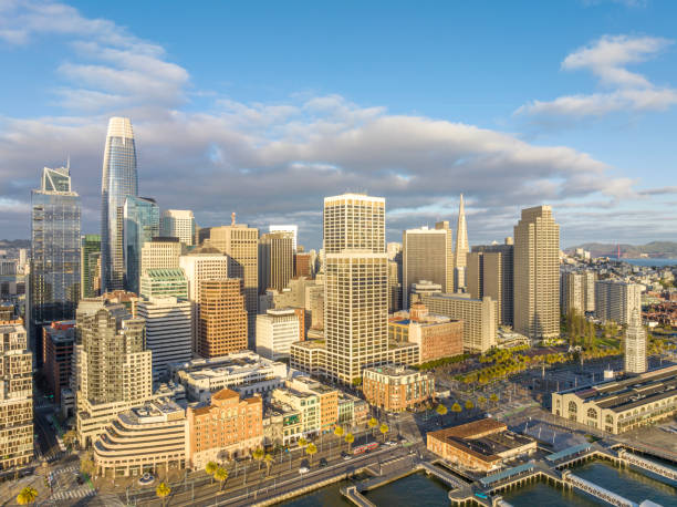 воздушный панорамный городской пейзаж вид на горизонт сан-франциско - bay bridge san francisco county san francisco bay area landscaped стоковые фото и изображения